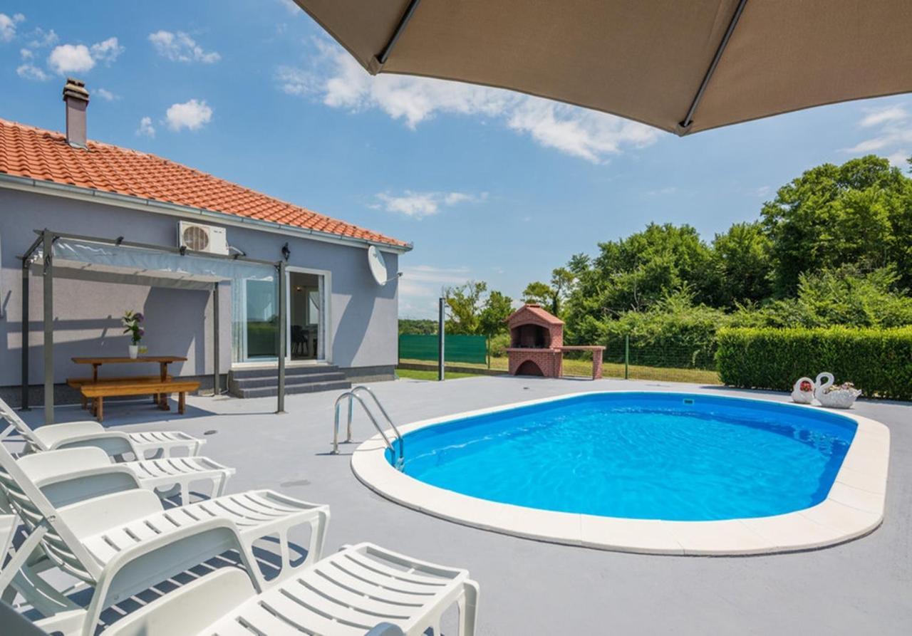 Casa de Férias Flora With Pool